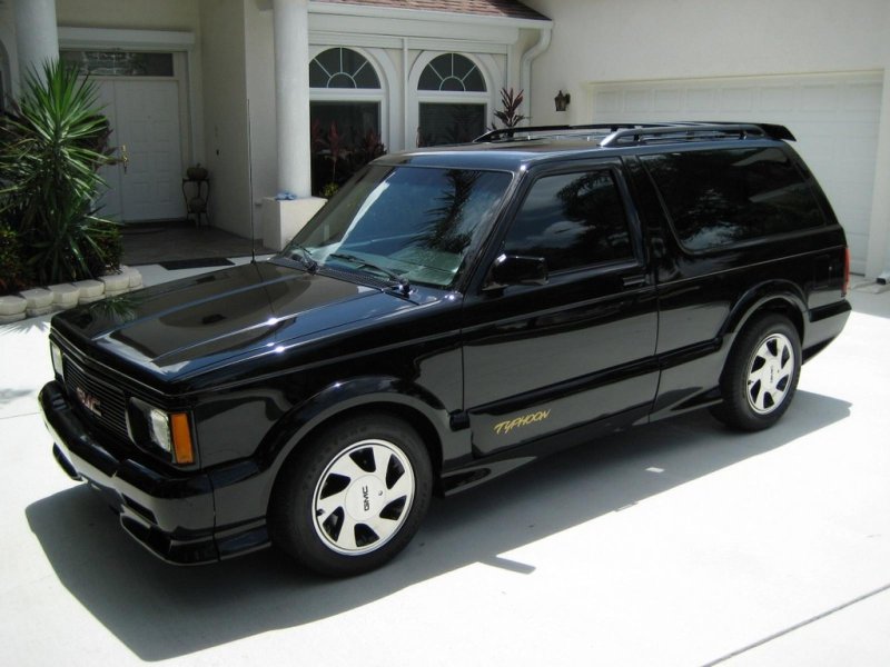 Автомобиль GMC Typhoon
