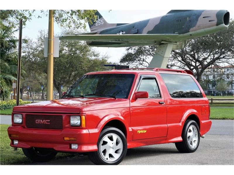 Автомобиль GMC Typhoon