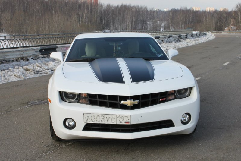 Chevrolet Camaro белая с красными