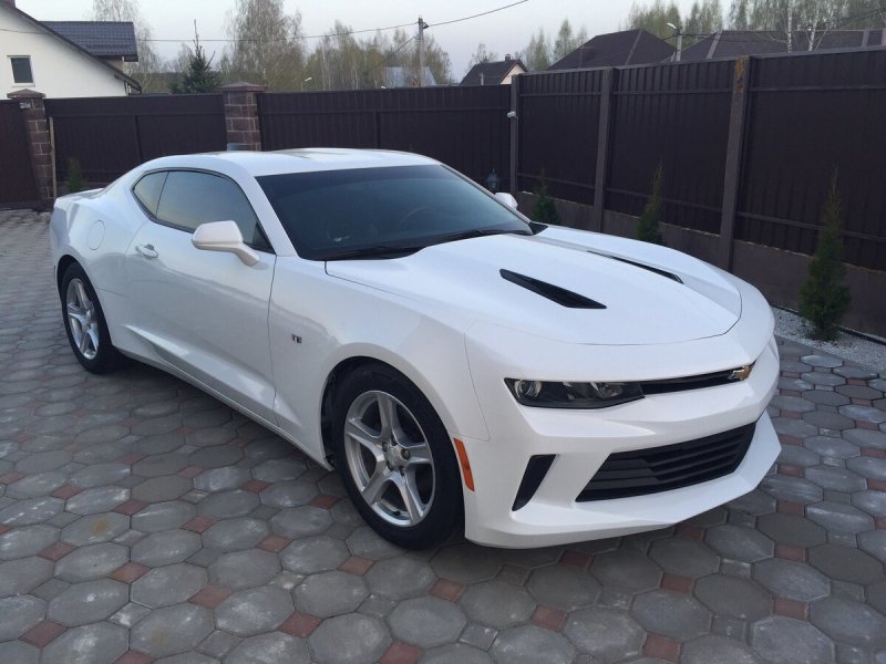 Chevrolet Camaro vi 2015 белый