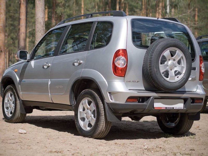 Chevrolet Niva сзади