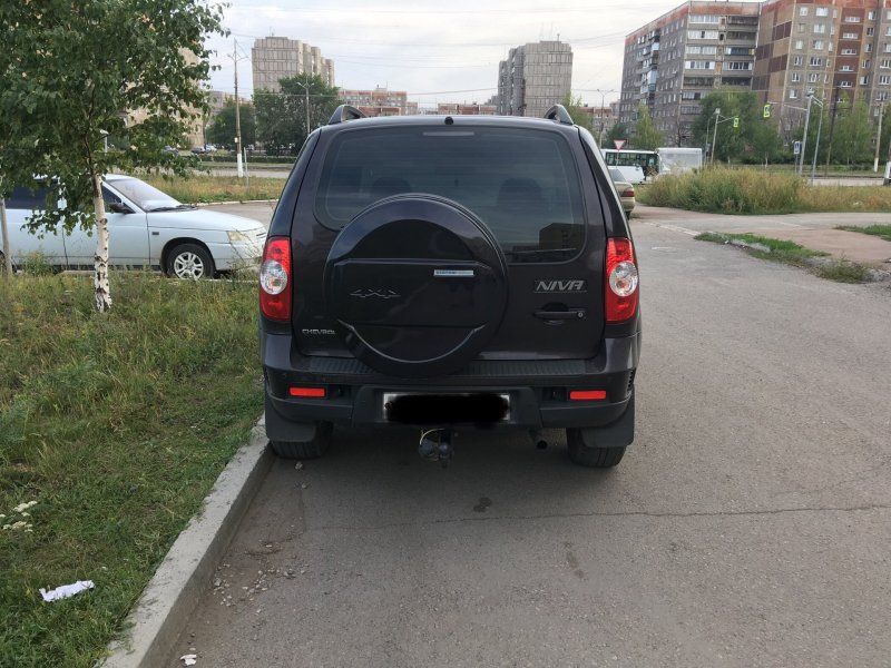 Нива Шевроле 2005 сзади