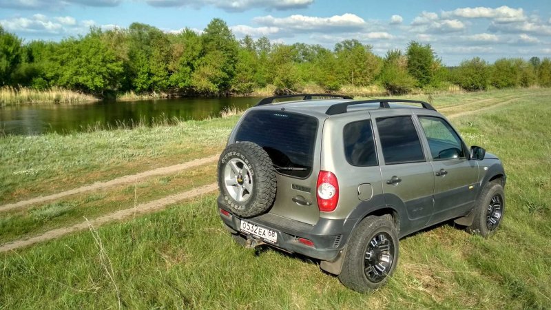 Шевроле Нива сзади