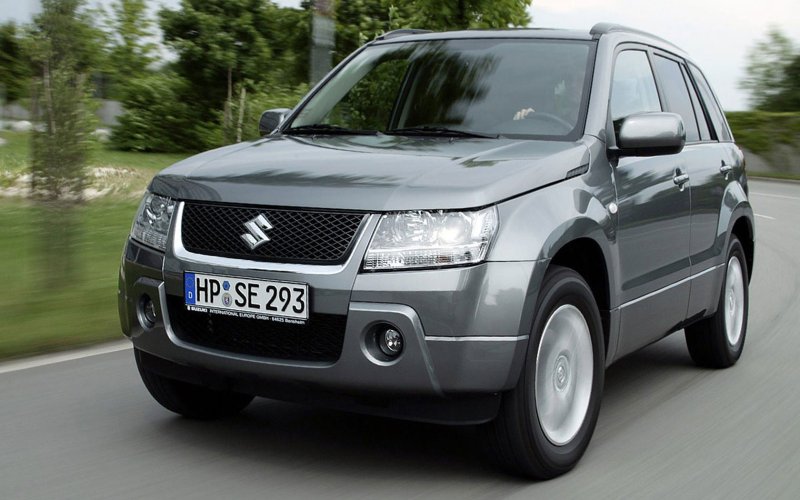 Suzuki Grand Vitara красная
