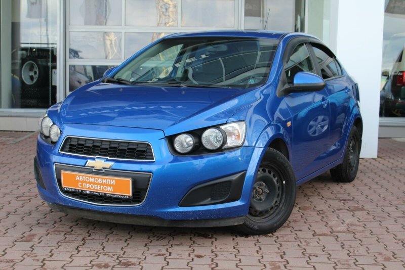 Красная машина легковая Шевроле