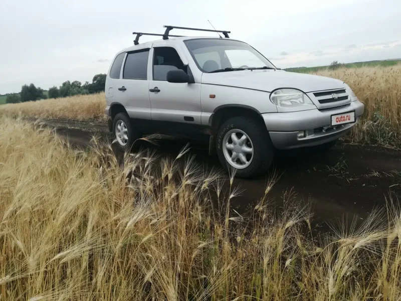Нива Шевроле золотистая