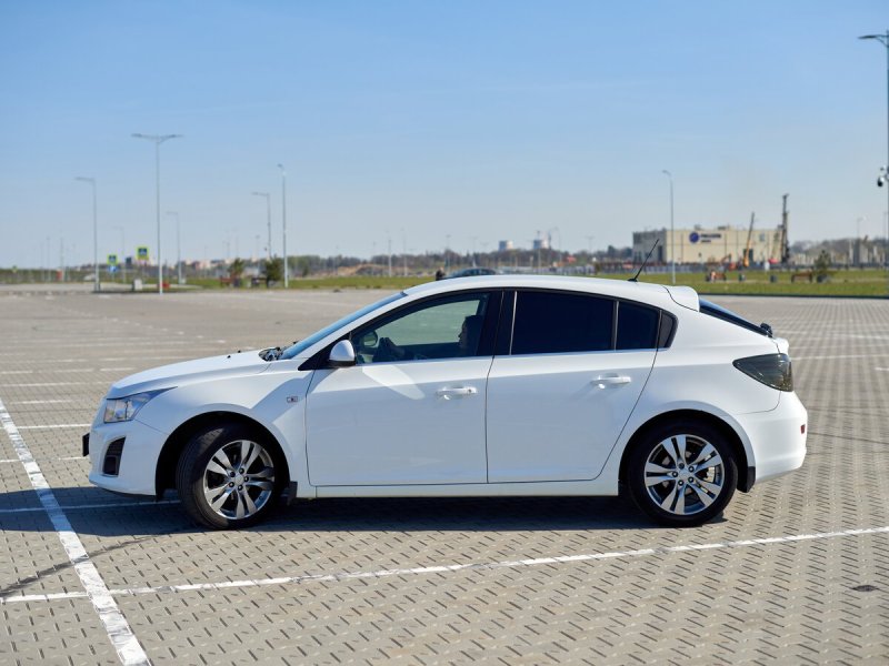 Chevrolet Cruze хэтчбек белый 2013