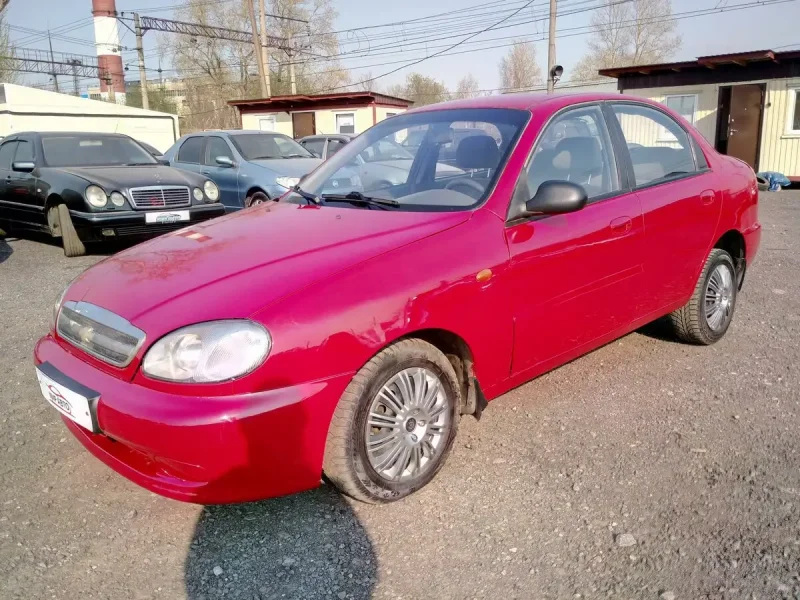 Chevrolet lanos красный