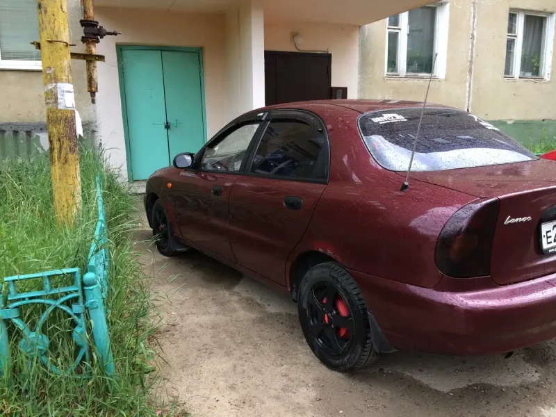 Дэу Ланос красный