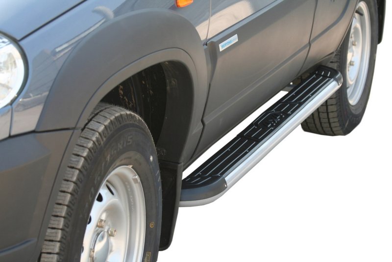 Chevrolet Niva белая с порогами