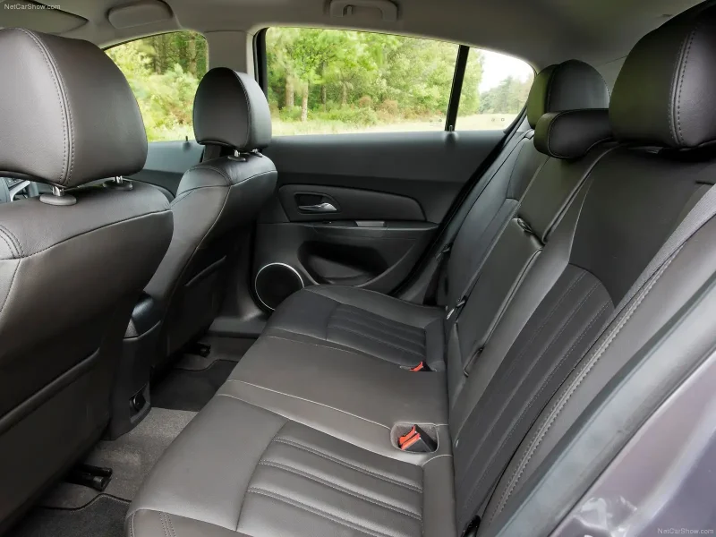 Chevrolet Cruze салон сзади