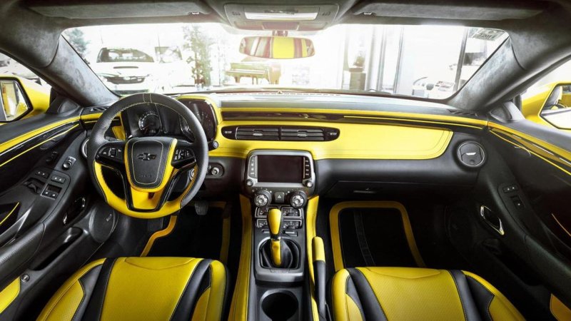 Chevrolet Camaro салон желтый