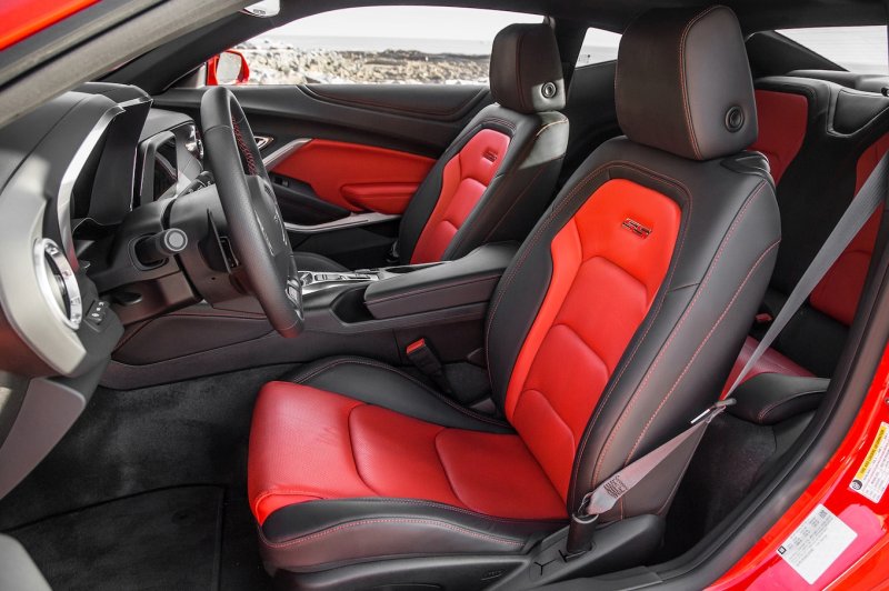 Chevrolet Camaro SS 2021 салон