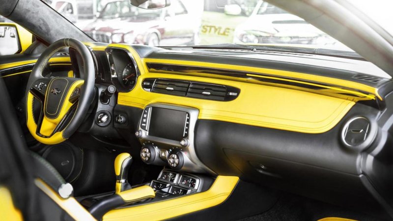 Chevrolet Camaro 2020 салон жёлтый