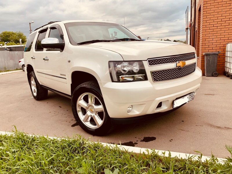 Белый Chevrolet Tahoe 900