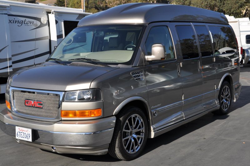 2011 GMC Savana Cargo van