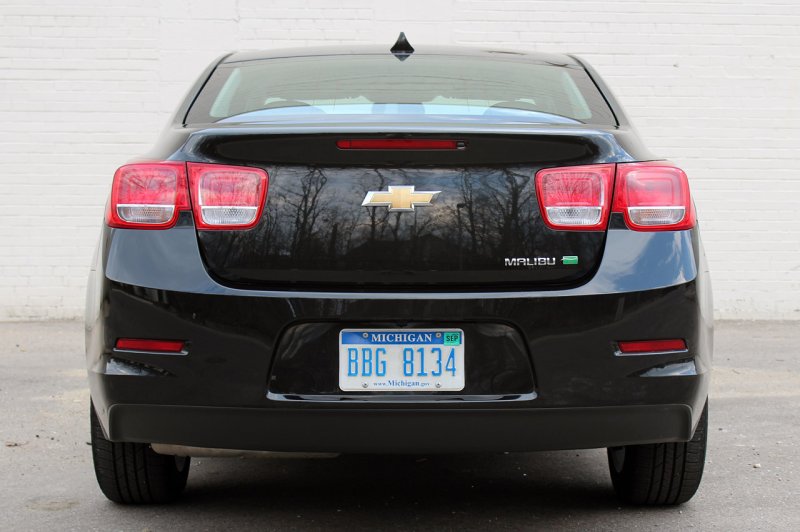 Chevrolet Malibu сзади