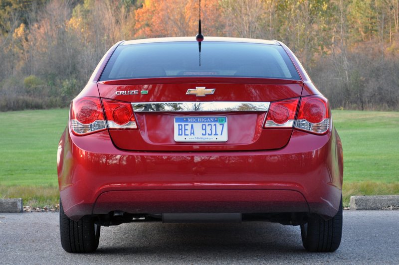 Chevrolet Cruze сзади 2012