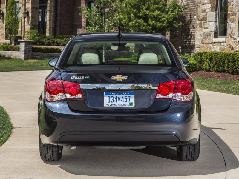 Chevrolet Cruze сзади 2012