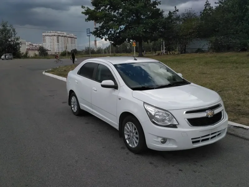 Chevrolet Cobalt белый