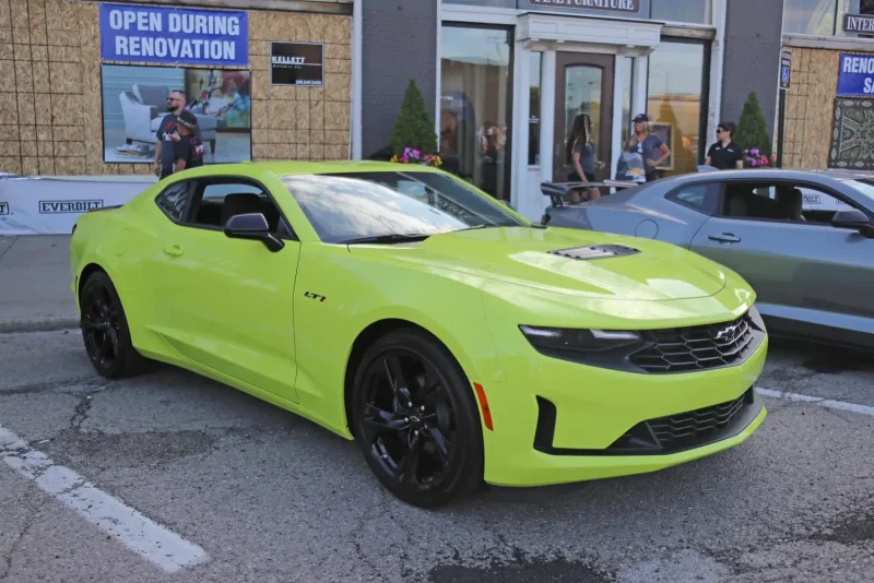 Chevrolet Camaro 2021 желтый