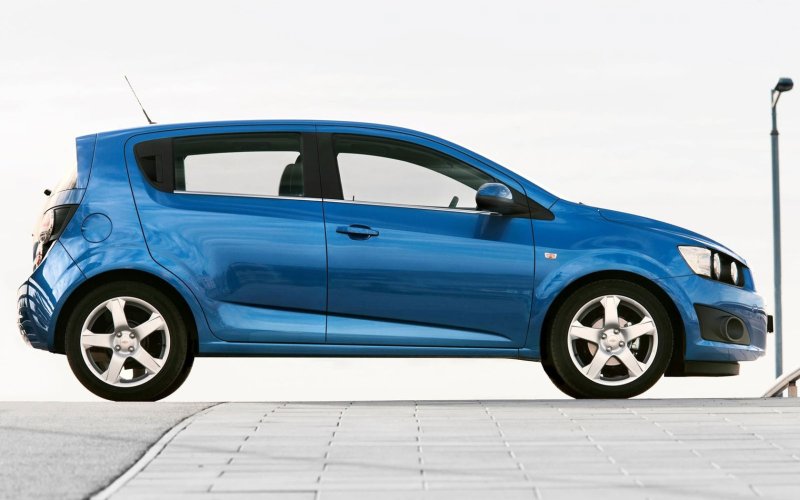 Chevrolet Aveo t300 хэтчбек