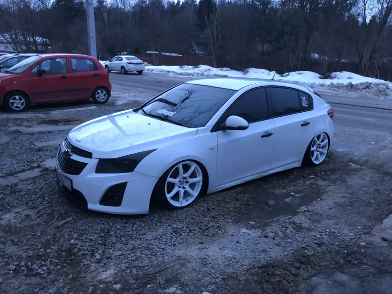 Chevrolet Cruze Hatchback stance