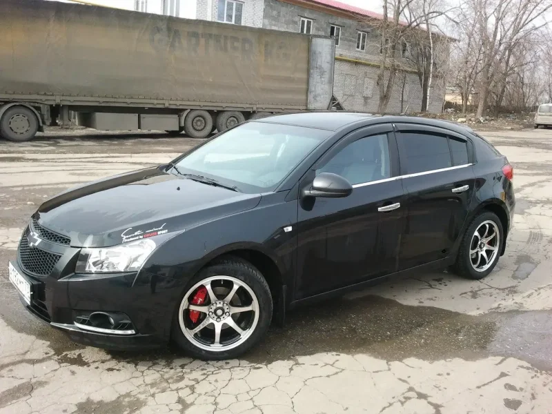 Шевроле Круз хэтчбек 2012 черный