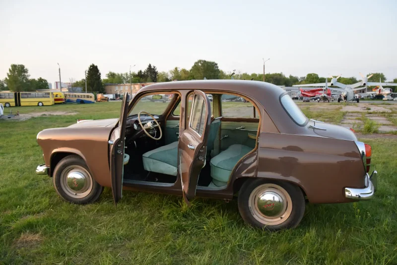 АЗЛК 407