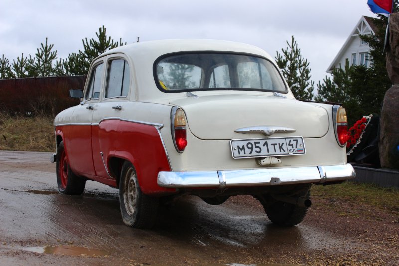 Черный Москвич:403 и 407