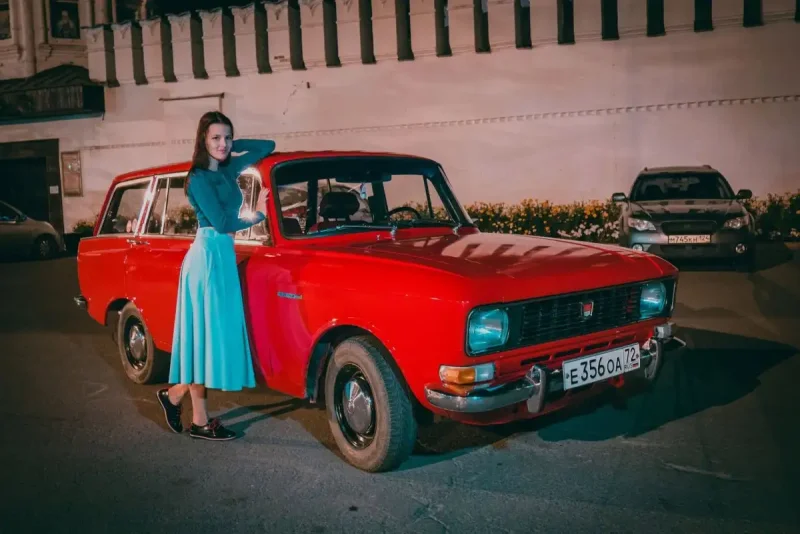 Москвич 2140 и девушки