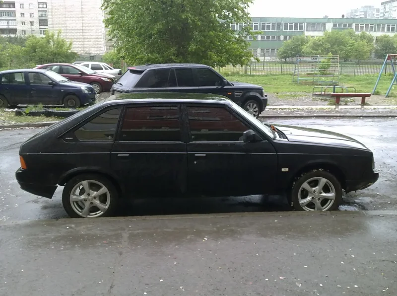 Москвич 2141 тёмного цвета