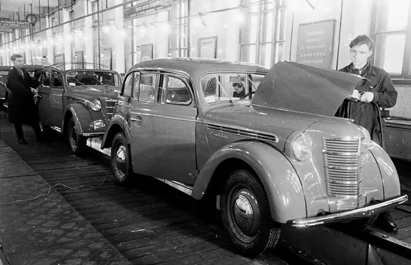 Первый легковой автомобиль «Москвич-400»