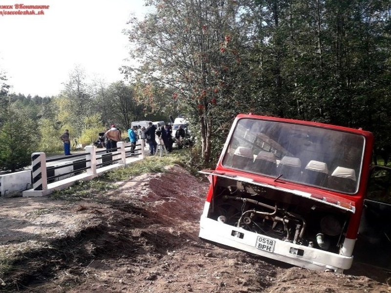 Синий Москвич 2141 разбитый