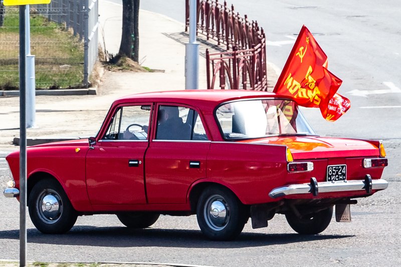 АЗЛК-2140 Москвич красный