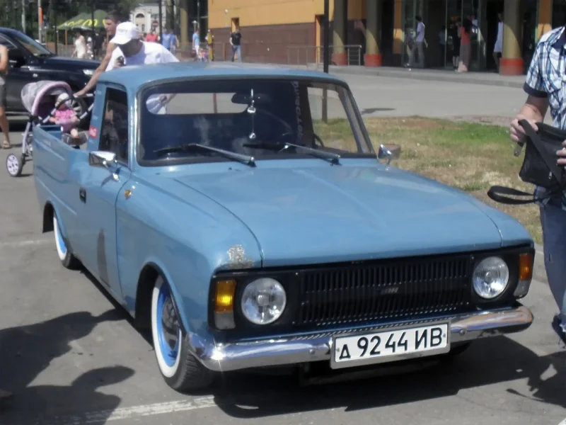 Оранжевый Москвич 2715