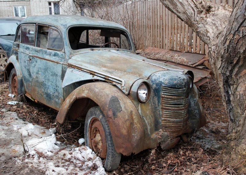 1946 В Москве собран первый легковой автомобиль «Москвич-400»