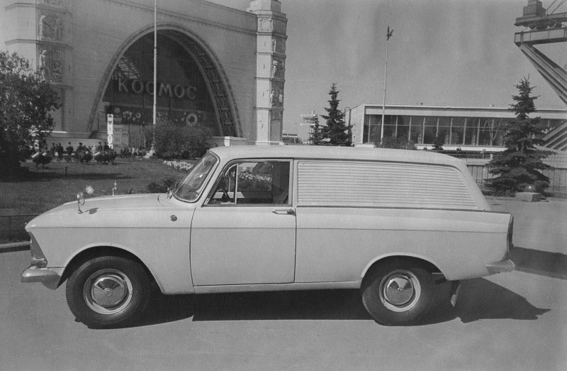 Автомобиль Москвич 433 в аэропорту
