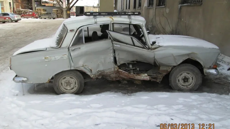 Москвич старый убитый