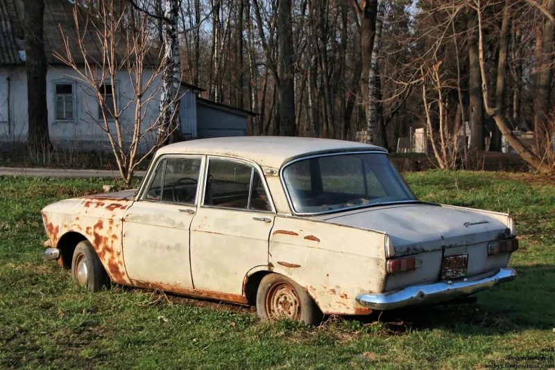 Сломанный Москвич 412