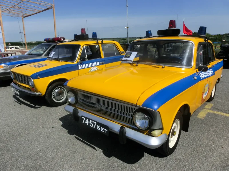 Желтая милицейская машина