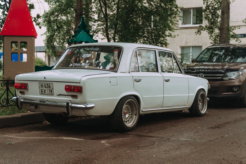 ВАЗ 2102 vs АЗЛК 2140