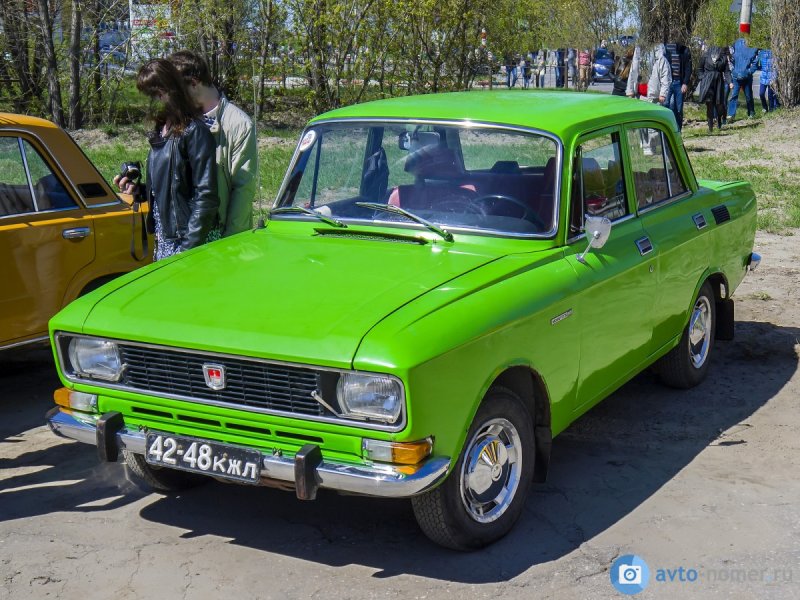 АЗЛК-2140 Москвич красный