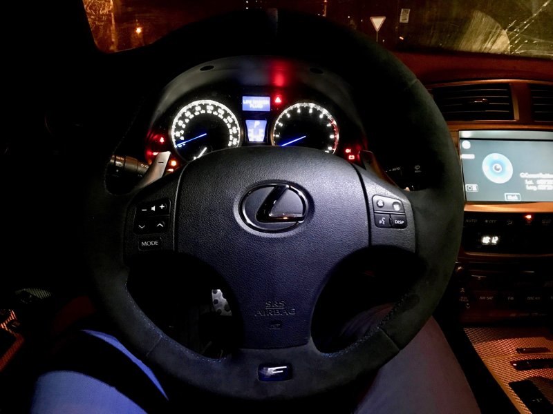 Lexus is 300 за рулем