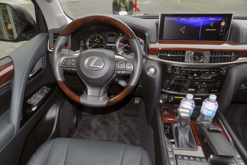 Новый Lexus LX 570 салон