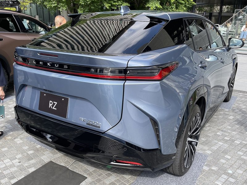 Lexus RZ 450e салон