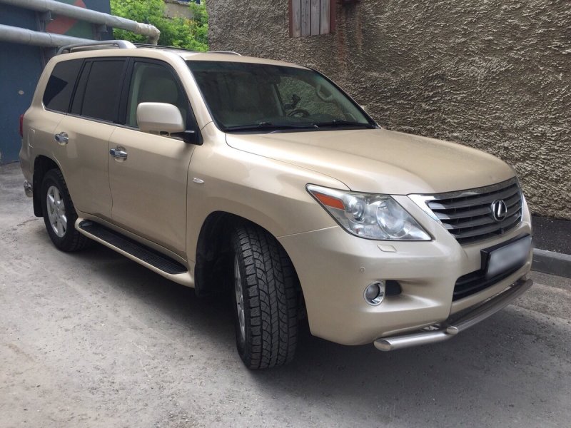 Lexus LX 570 золотистый