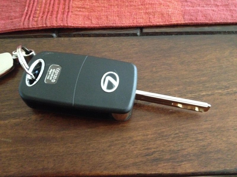 Ключи от машины Лексус 570