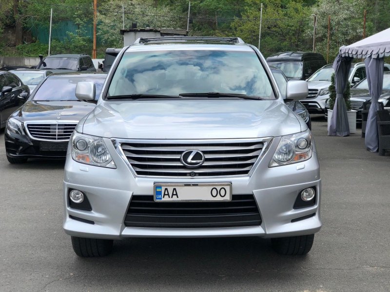 Лексус LX 570 серебристый