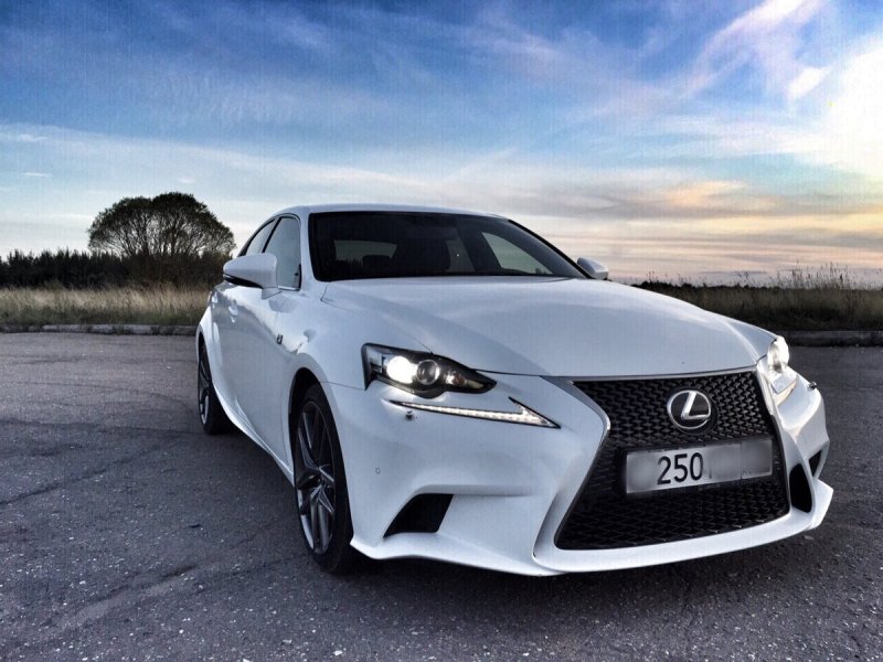 Lexus is350 h